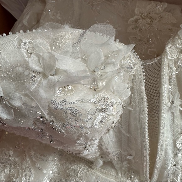 Galina Signature 3d floral applique plunge sheath wedding dress solid white NWT - Picture 12 of 12